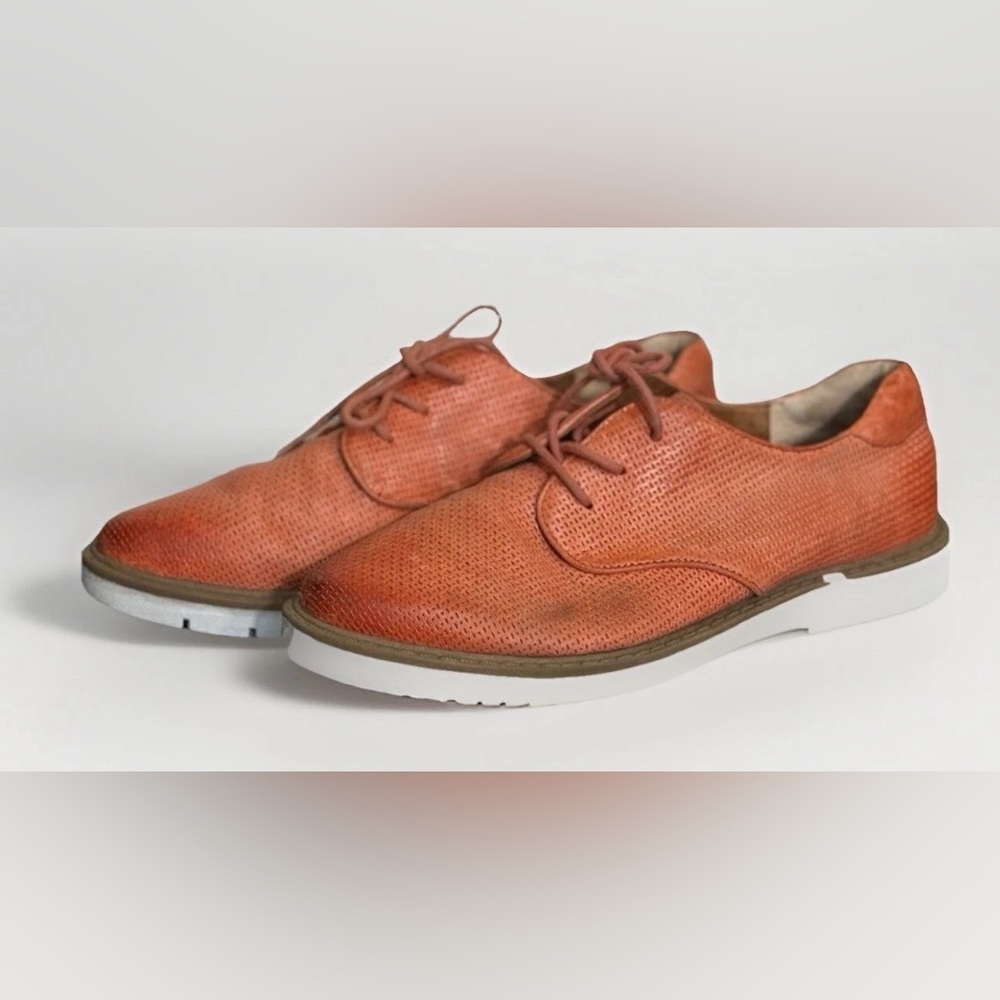 Söfft Coral Orange Perforated Leather Oxfords EUC Artsy Comfort Shoes 7 Classic